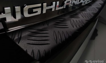 Черная накладка для защиты заднего бампера TOYOTA HIGHLANDER 4  фото