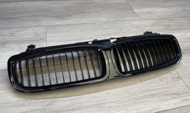 Решетка радиатора BMW E65/E66 черный глянец фото