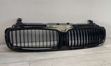 Решетка радиатора BMW E65/E66 черный глянец фото