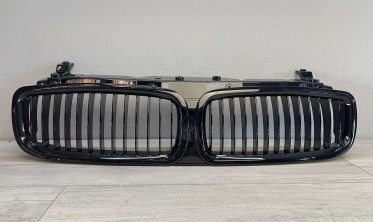 Решетка радиатора BMW E65/E66 черный глянец фото