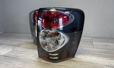 Тюнинговые задние фонари JEEP Grand Cherokee WJ черные фото