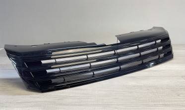 Решетка радиатора VW Passat B7 без эмблемы, глянцевая черная  фото