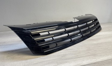 Решетка радиатора VW Passat B7 без эмблемы, глянцевая черная  фото