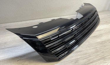 Решетка радиатора VW Passat B7 без эмблемы, глянцевая черная  фото