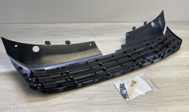 Решетка радиатора VW Passat B7 без эмблемы, глянцевая черная  фото