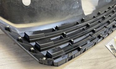 Решетка радиатора VW Passat B7 без эмблемы, глянцевая черная  фото