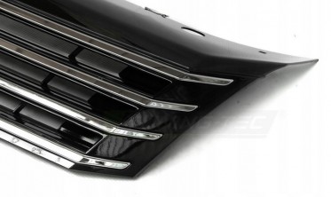 Решетка радиатора Volkswagen Passat B7 черная с хром полосками фото
