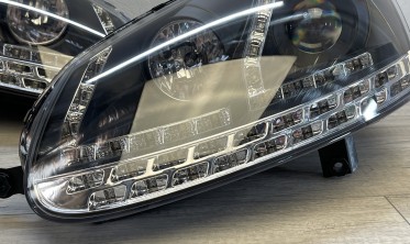 Фары передние черные VW Golf 5 / Jetta с линзами и диодными поворотами фото