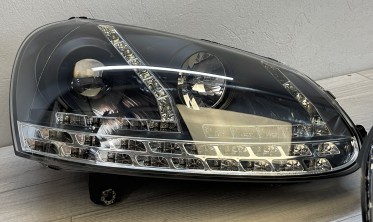 Фары передние черные VW Golf 5 / Jetta с линзами и диодными поворотами фото
