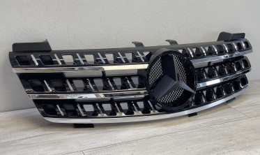 Решітка радіатора Mercedes ML W164 чорна з хром смужками фото
