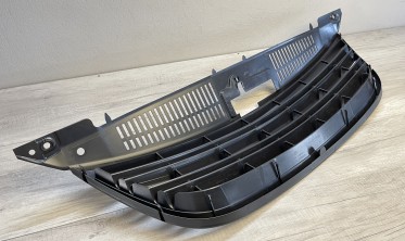 Решітка радіатора Volkswagen Tiguan чорна матова без емблеми фото