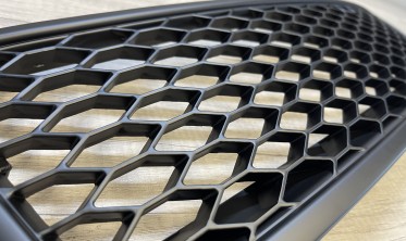 Решетка радиатора Audi A6 C5 в стиле RS рестайлинг черная фото