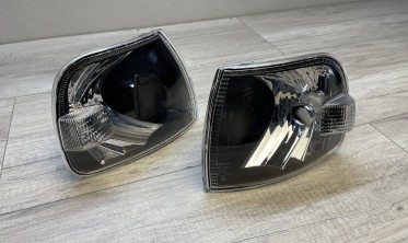Повороты передние черные VW T4 рестайл, косая фара фото