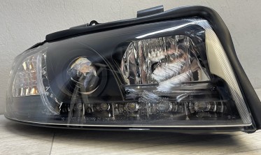 Черные фары передние Audi A4 B6 с диодными габаритами фото