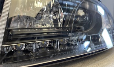 Черные фары передние Audi A4 B6 с диодными габаритами фото