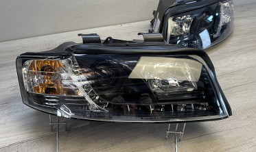 Черные фары передние Audi A4 B6 с диодными габаритами фото