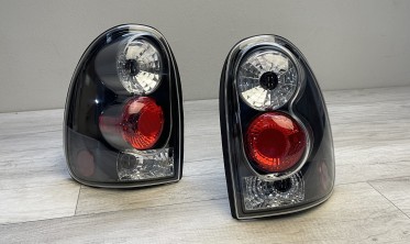 Чорні тюнінгові задні ліхтарі Chrysler Voyager, Dodge Caravan фото