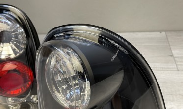 Чорні тюнінгові задні ліхтарі Chrysler Voyager, Dodge Caravan з пошкодженням фото