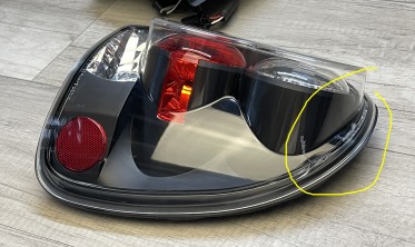 Чорні тюнінгові задні ліхтарі Chrysler Voyager, Dodge Caravan з пошкодженням фото