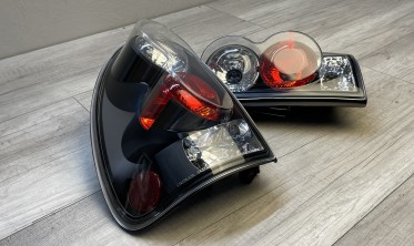 Чорні тюнінгові задні ліхтарі Chrysler Voyager, Dodge Caravan з пошкодженням фото