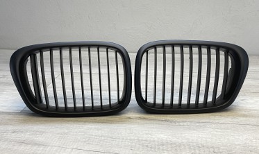 Решітка радіатора (ніздрі) BMW E39 чорна матова фото