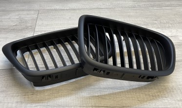 Решітка радіатора (ніздрі) BMW E39 чорна матова фото