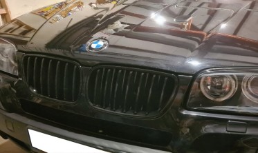 Решетка радиатора BMW X3 E83 LCI черная глянцевая фото