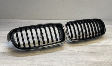 Решетка (ноздри) BMW F30/F31 черная глянцевая фото