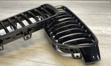 Решетка (ноздри) BMW F30/F31 черная глянцевая фото