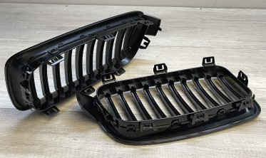 Решетка (ноздри) BMW F30/F31 черная глянцевая фото