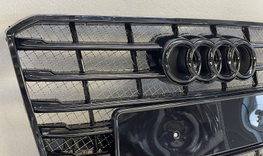 Решетка радиатора Audi A8 D4 в стиле W12 черная фото