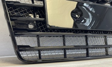 Решетка радиатора Audi A8 D4 в стиле W12 черная фото