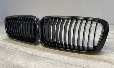 Решітки радіатора (ніздрі) BMW E38 чорний глянець фото