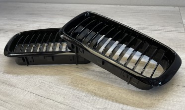 Решітки радіатора (ніздрі) BMW E38 чорний глянець фото