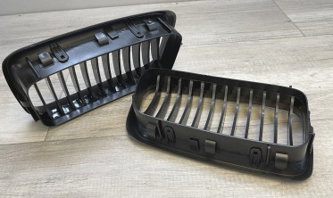 Решітки радіатора (ніздрі) BMW E38 чорний глянець фото