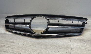 Решітка Mercedes W204 з місцем для зірки в стилі Avangarde фото