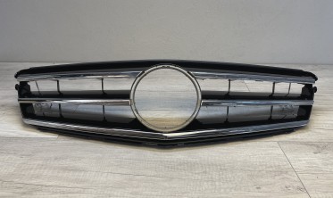 Решетка Mercedes W204 с местом для звезды в стиле Avangarde фото