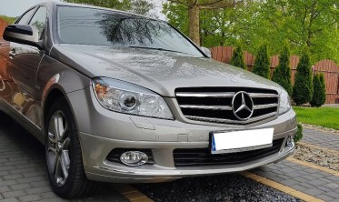Решетка Mercedes W204 с местом для звезды в стиле Avangarde фото