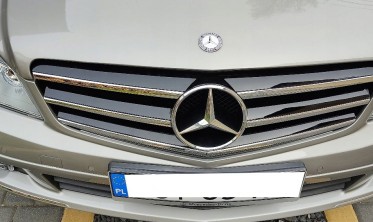 Решетка Mercedes W204 с местом для звезды в стиле Avangarde фото