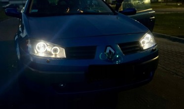 Чорні передні фари Renault Megane 2 з габаритами-кільцями фото