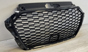 Тюнинговая решетка радиатора Audi A3 8V в стиле RS3 черная глянцевая фото