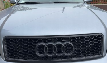 Решетка радиатора Audi A6 C5 в стиле RS рестайлинг черная фото