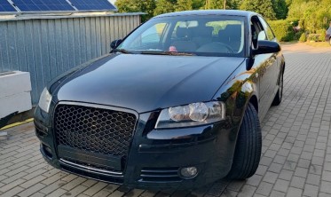 Решетка радиатора AUDI A3 (8P) в стиле RS черная глянцевая фото