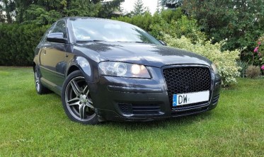 Решетка радиатора AUDI A3 (8P) в стиле RS черная глянцевая фото