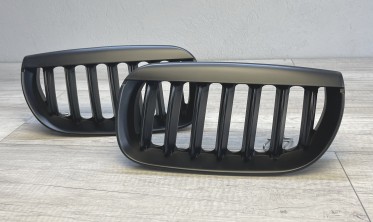 Решітка радіатора BMW X3 E83 чорна матова фото
