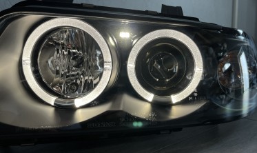 Чорні фари передні Audi A4 B5 дорестайл з габаритами-кільцями фото