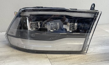 Черные передние тюнинговые фары Dodge Ram 1500 2009-2018 с функцией welcome lights фото