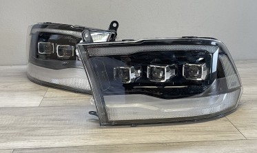 Черные передние тюнинговые фары Dodge Ram 1500 2009-2018 с функцией welcome lights фото