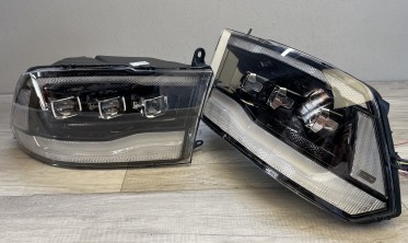 Черные передние тюнинговые фары Dodge Ram 1500 2009-2018 с функцией welcome lights фото