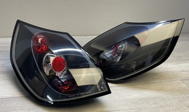Черные тюнинговые стопы (фонари задние) Renault Scenic фото